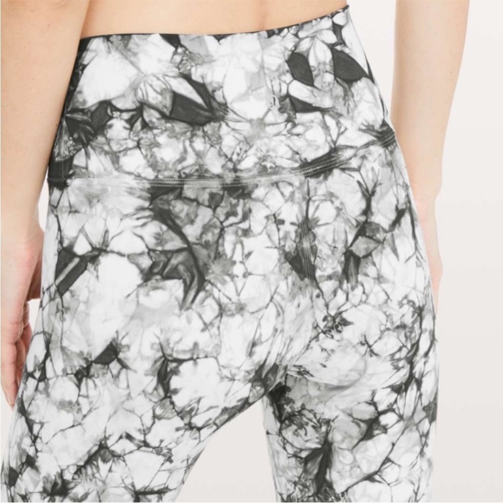 Lululemon Wunder Under Crop Hi-Rise *Full-On Luxtreme Dual Shibori 21" Size 10 - Picture 4 of 13